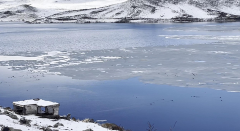 Çıldır Gölü'nde çözülme başladı