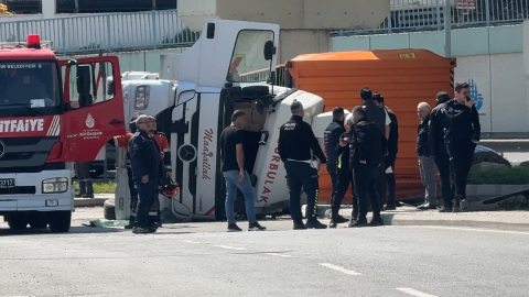 Beylikdüzü'nde TIR devrildi; şoför yaralandı