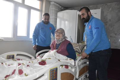 Yatağa bağımlı hastanın ortopedik yatak sevinci