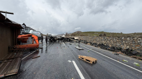 Karayolları bakım aracı ile TIR çarpıştı; 1'i ağır, 3 yaralı