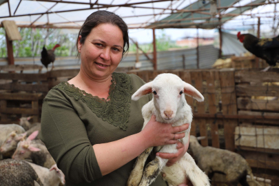 Babasının hediye ettiği kuzuyla çiftlik kurdu