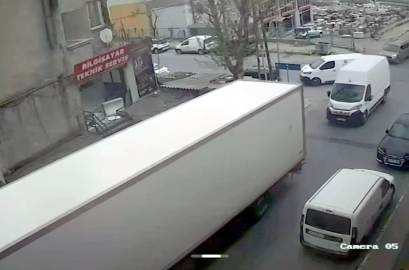 Beylikdüzü'nde şoförün el frenini çekmeyi unuttuğu TIR minibüse çarptı