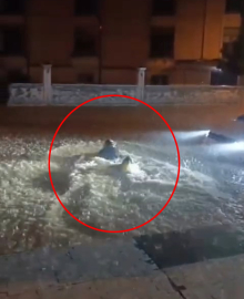 Sağanakta göle dönen sokakta yüzdü