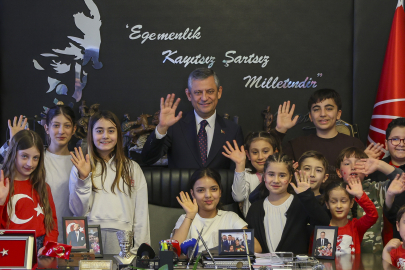 Özgür Özel, koltuğunu 5'inci sınıf öğrencisi Elisa'ya devretti