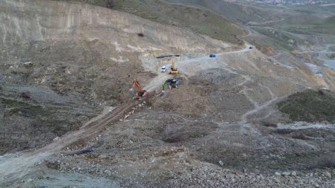 Heyelan nedeniyle 6 gündür kapalı olan Hakkari-Van kara yolu, kontrollü ulaşıma açıldı