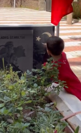 3 yaşındaki Sezer, adını aldığı şehit amcasının mezarını öpüp, suladı