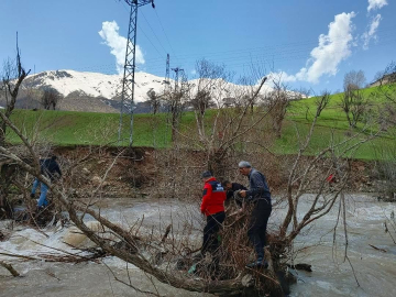 Şemdinli'de dereye düşen 8 yaşındaki Osman için arama çalışması başlatıldı