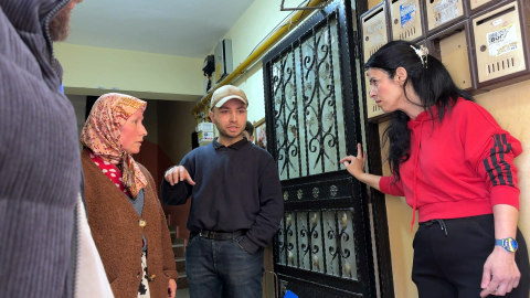 Avcılar'da 'çöp ev'in tahliyesi yeniden başladı, ev sahibi ile komşular tartıştı