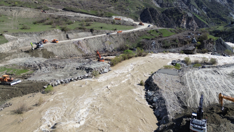 TSK, heyelanın kapattığı Hakkari-Van yolunda panel köprü kuruyor