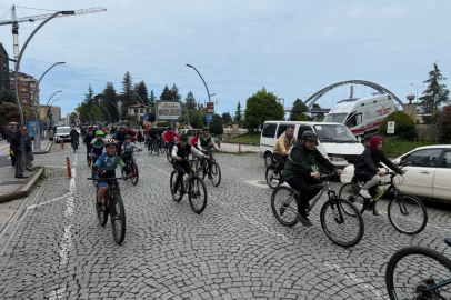 Rize'de 19 Mayıs coşkusu; bisiklet turunda 4 kilometre pedal çevirdiler