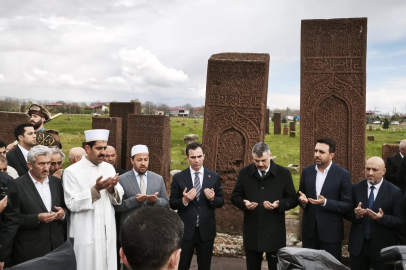 Bakan Çiftçi, 'Ahlat Selçuklu Meydan Mezarlığı’nı ziyaret etti