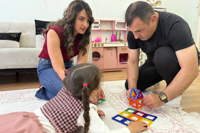 Görme engelli anne, kızına okuyabilmek için kabartma kitap hazırlıyor