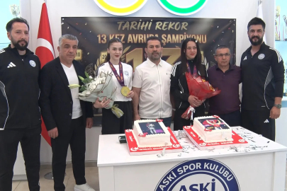 ASKİ Spor, milli tekvandocuların başarısını pasta keserek kutladı