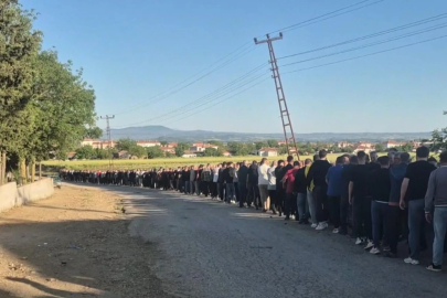 Beldede 90 yıllık bayramlaşma geleneği; metrelerce kuyruk oluştu