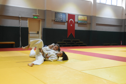 Tokalaştığı antrenörün gücünü fark edip tavsiyesiyle judoya başlayan Elif’ten 'altın' başarı/Ek fotoğraflar