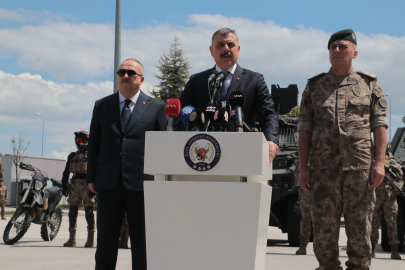 Bakan Çiftçi, özel harekat polisleriyle bayramlaştı