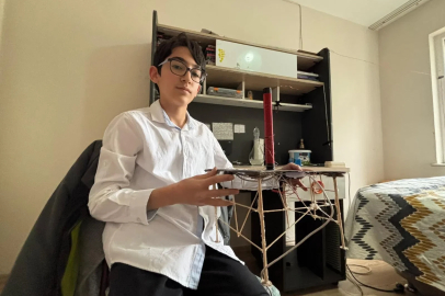 Odasını atölyeye çeviren Çınar, atıl malzemeleri teknolojik aletlere dönüştürüyor