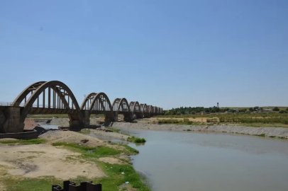  Batman'da bir kısmı su altında kalan tarihi köprü, dronla görüntülendi/Ek fotoğraflar