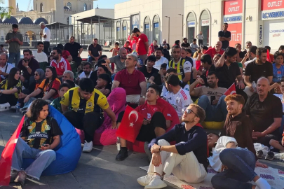 Şanlıurfa'da vatandaşlar milli takım maçını dev ekrandan izledi 