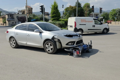 Otomobille çarpışan motosikletteki 2 kişi yaralandı; kaza kamerada