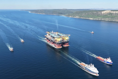 Dev vinç gemisi Çanakkale Boğazı'ndan geçti